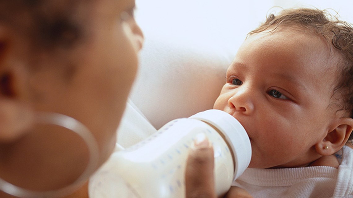 การป้อนนมทารกจากเต้านมและจากขวดนม